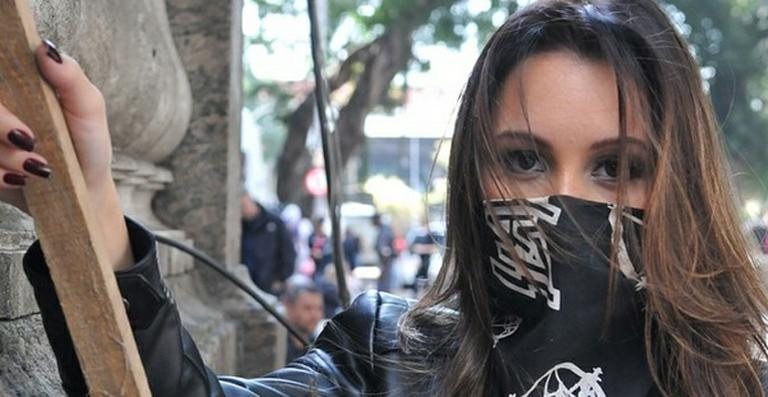 Carla Diaz aparece vestida como black bloc - Reprodução/ Instagram