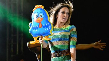 Claudia Leitte brinca com galinha Pintadinha em show - Felipe souto Maior/Agnews