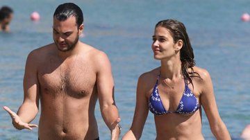 Ana Beatriz Barros e namorado curtem praia na Grécia em clima de romance - Grosby Group