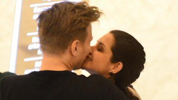 Thaís Fersoza e Michel Teló trocam beijos durante passeio em shopping - Henrique Oliveira/AgNews