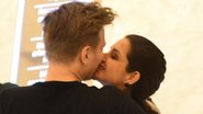 Thaís Fersoza e Michel Teló trocam beijos durante passeio em shopping - Henrique Oliveira/AgNews