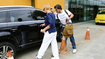 Xuxa e Junno deixam o hospital onde Dona Alda está internada - Marcello Sá Barretto / AgNews