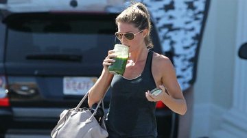 Gisele Bündchen toma suco verde após deixar academia nos EUA - AKM-GSI/Splash