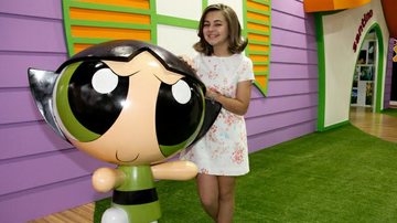 Klara Castanho participa de feira escolar e posa com personagens de desenho animado - Divulgação