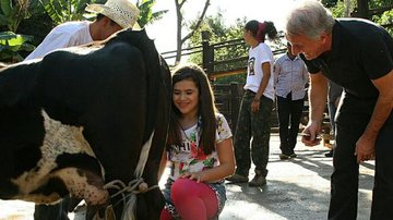 Maisa aprende a ordenhar vaca no programa de Otavio Mesquita - Roberto Nemanis/SBT