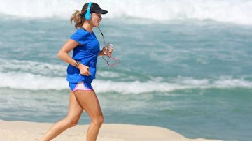 Grazi Massafera esbanja boa forma durante corrida na praia - Dilson Silva/AgNews
