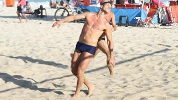 José Loreto joga futevôlei na praia da Barra da Tijuca, no Rio de Janeiro - Wallace Barbosa/AgNews