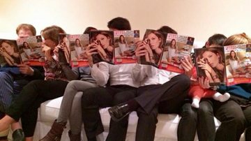 Silvio Santos e sua família posam lendo revista CARAS com Patrícia Abravanel na capa - Reprodução / Instagram