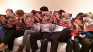 Silvio Santos e sua família posam lendo revista CARAS com Patrícia Abravanel na capa - Reprodução / Instagram