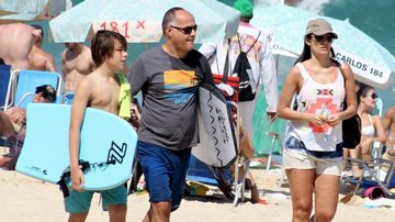 Patrícia Poeta com o marido e o filho na praia - JC Pereira/Agnews