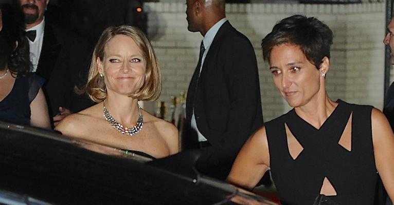 Jodie Foster e a mulher vão juntas à festa pós-Emmy - AKM/GSI