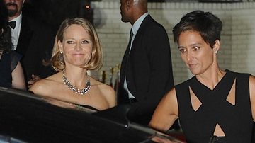 Jodie Foster e a mulher vão juntas à festa pós-Emmy - AKM/GSI