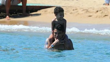 Thiago Silva e o filho da Sardenha - Splash News/AKM-GSI