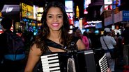 Lucy Alves, ex participante do The Voice, toca sanfona em Nova York - Bill Paparazzi, Jeff Simizu e Marcos Vasconcelos