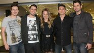 Natália Casassola com Ricardo, Rafael, André e Thiago, do grupo Jeito Louco - Divulgação