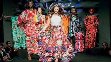 Entre modelos e Pathy Dejesus, na ponta, à direita, Paolla brilha no maior evento de moda da Angola. - PATRICIA ARAUJO