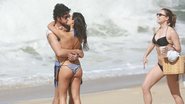 Isis Valverde volta a gravar cena de beijo com Marco Pigossi na praia - Dilson Silva/AgNews