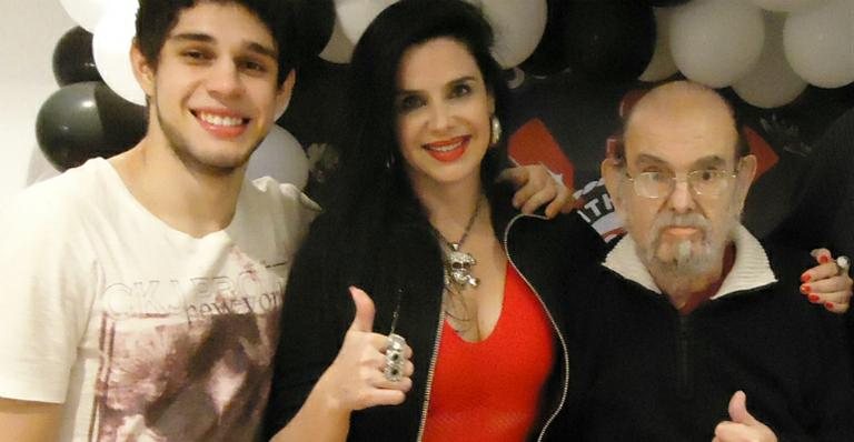 Zé do Caixão com a filha Liz Marins e o neto Andrey - Facebook/Reprodução