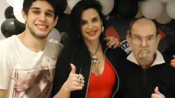 Zé do Caixão com a filha Liz Marins e o neto Andrey - Facebook/Reprodução