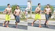 Enzo Celulari corre com amigo na praia - Dilson Silva / AgNews