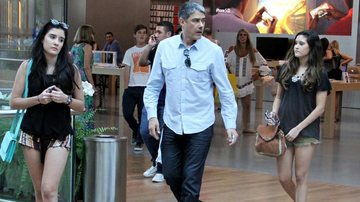 William Bonner passeia com as filhas em shopping no Rio - Marcus Pavão/AgNews