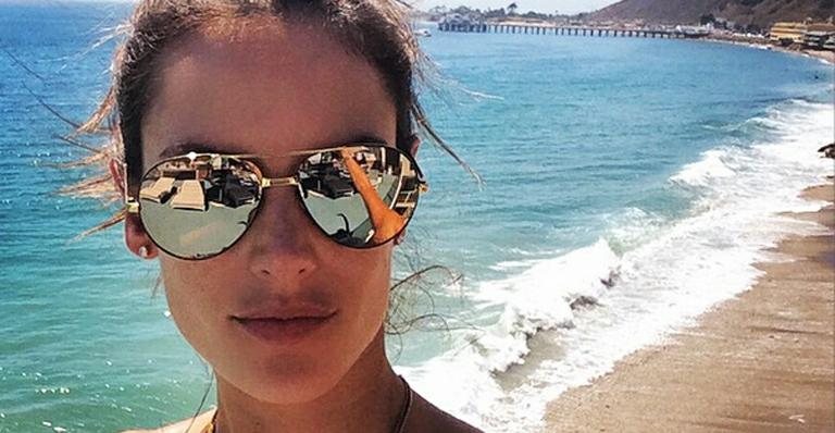 Alessandra Ambrósio se diverte com os filhos na praia - Instagram/Reprodução