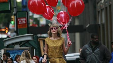 Taylor Swift passeia com balões vermelhos em Nova York - AKM-GSI/Splash