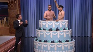 James Franco e Seth Rogen fazem striptease em programa de TV - YouTube/Reprodução