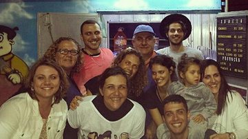 Chay Suede com a família de Laura Neiva - Instagram/Reprodução