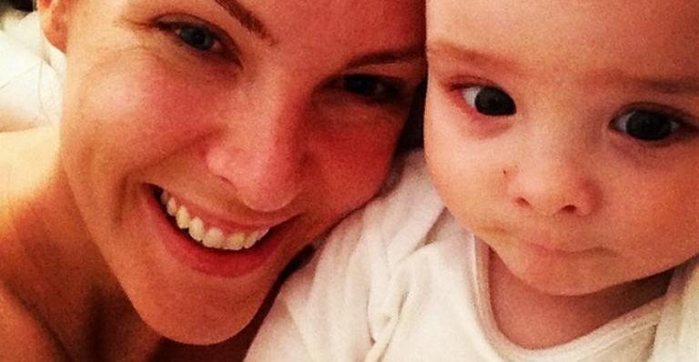 Ana Hickmann e o filho posam juntinhos na cama - Instagram/Reprodução