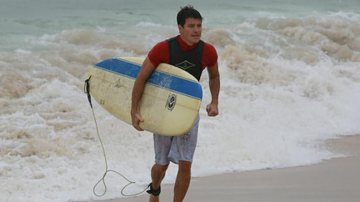 Rodrigo Faro surfa na praia da Macumba no Rio - Dilson Silva/AgNews
