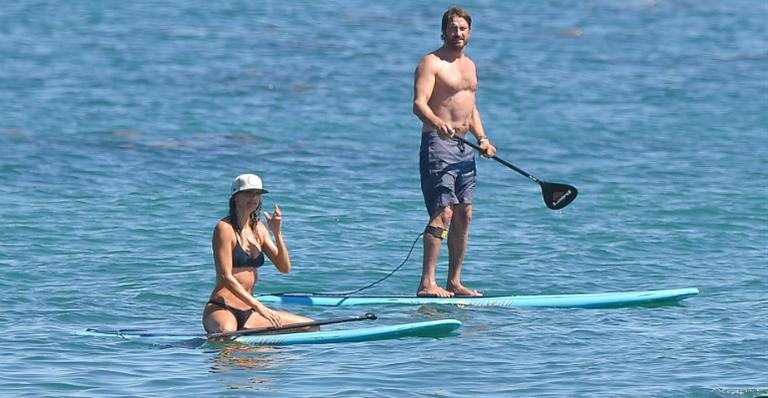 Gerard Butler pratica stand up paddle com a namorada nos EUA - AKM-GSI/Splash