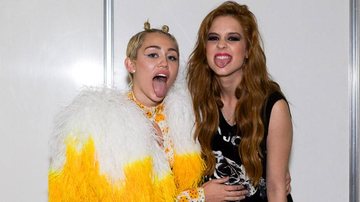 Sophia Abrahão e Miley Cyrus posam juntas em show - Photo Rio News