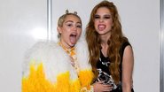 Sophia Abrahão e Miley Cyrus posam juntas em show - Photo Rio News