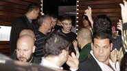 Miley Cyrus janta no Rio de Janeiro e atende os fãs - AgNews