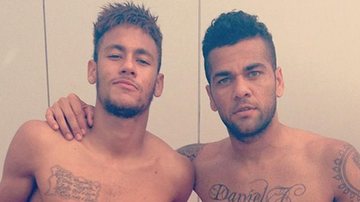 Neymar finge estar bravo ao ouvir Daniel Alves tocando - Reprodução/Instagram
