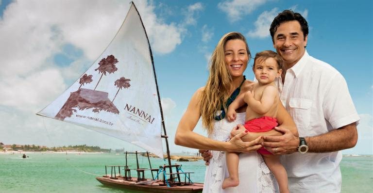 Em Muro Alto, a 54km de Recife, o ator e empresário mostra-se radiante com a mulher e o caçula, de 9 meses. - SELMY YASSUDA/ARTEMISIA FOT