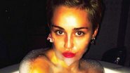 Miley Cyrus faz graça e posa nua em banheira cheia de espum - Instagram/Reprodução