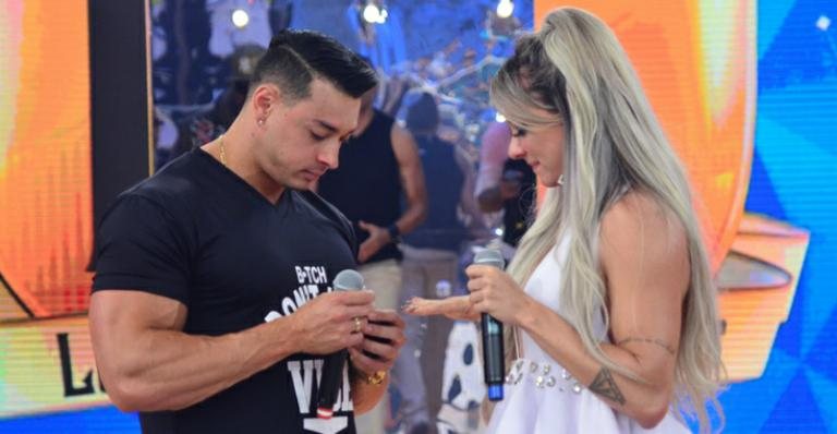 Juju Salimeni é pedida em casamento por Felipe Franco no palco do Legendários - Antonio Chahestian/Rede Record