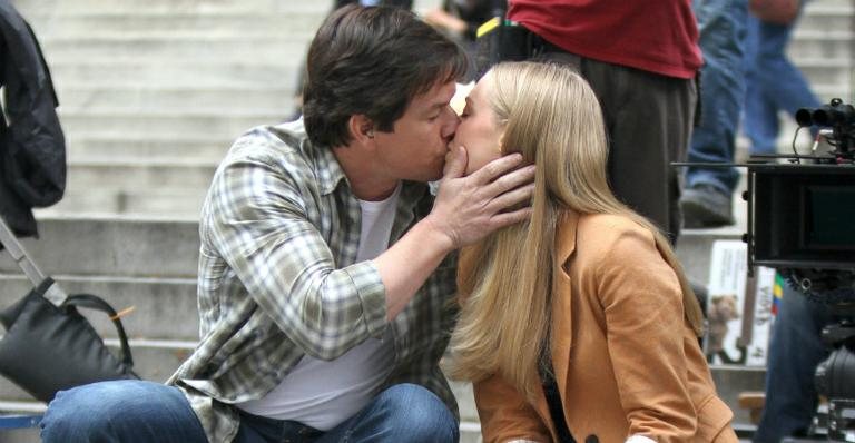 Amanda Seyfried e Mark Wahlberg se beijam em gravação de Ted 2 - AKM-GSI/Splash