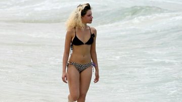 Bruna Linzmeyer exibe as curvas de biquíni na praia - Gil Rodrigues / Foto Rio News