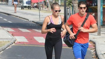 Enzo Celulari caminha com a namorada em orla da praia no Rio - Wallace Barbosa/AgNews