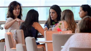 Sem maquiagem, Fátima Bernardes toma café com as filhas em shopping no Rio - Marcus Pavão/Agnews