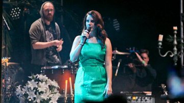 Lana Del Rey cumpre promessa e faz show em cemitério nos Estados Unidos - AKM-GSI/Splash