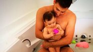 Henri Castelli aparece tomando banho com a filha - Reprodução/ Instagram