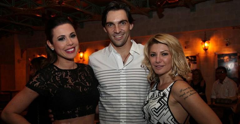 Giba com a namorada, Maria Luiza, e Antonia Fontenelle - Claudio Andrade / Photo Rio News