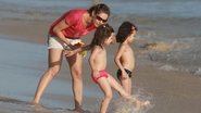 Bianca Rinaldi curte dia na praia com as filhas gêmeas - Dilson Silva/AgNews