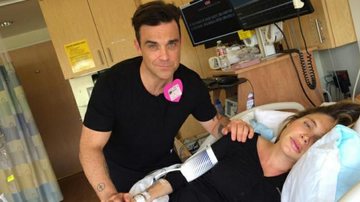 Robbie Williams e Ayda Field na maternidade - Twitter/Reprodução