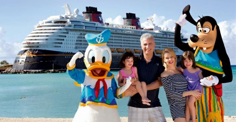 Na primeira viagem ao exterior com Sofia e Beatriz, casal embarca no Disney Dream e encontra Pato Donald e Pateta na ilha privada de Castway Cay. - Divulgação