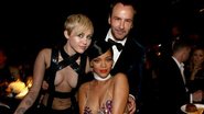 Rihanna e Miley Cyrus ousam no visual em baile de gala - Getty Images